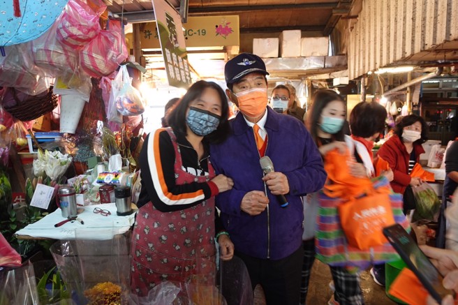 親民黨主席宋楚瑜與台北市議員陳政忠、不分區排名第2的前立委陳怡潔，帶隊掃街。(戴志揚翻攝)