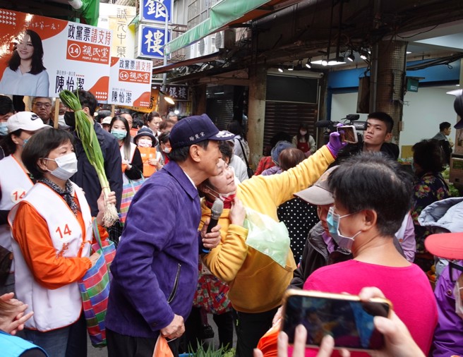 親民黨主席宋楚瑜與台北市議員陳政忠、不分區排名第2的前立委陳怡潔，帶隊掃街。(戴志揚翻攝)