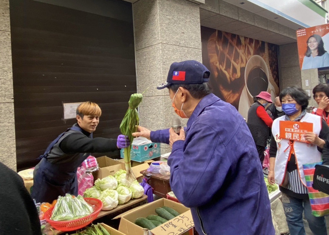 親民黨主席宋楚瑜與台北市議員陳政忠、不分區排名第2的前立委陳怡潔，帶隊掃街。(戴志揚翻攝)