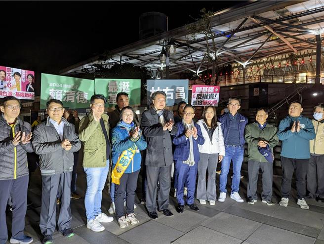 内政部长林右昌（前左5）7日晚间召集前基隆市府局处首长，共同力挺民进党立委候选人郑文婷（前左4）。（张志康摄）