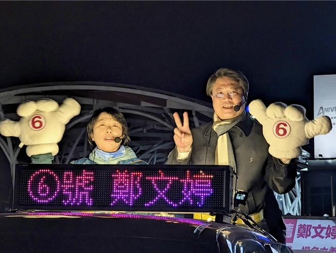 内政部长林右昌（右）7日晚间陪同民进党立委候选人郑文婷（左）登上战车，在基隆市区进行车队扫街。（张志康摄）