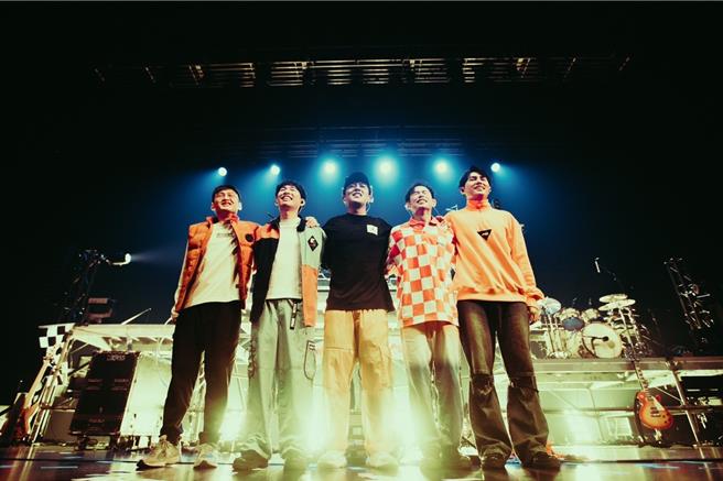 芒果酱6日举办演唱会， 左起Program郭冠鑫、团长兼贝斯手李皝达、主唱郭佐治、鼓手黄圣智、吉他手蔡有伦。（StreetVoice街声提供）