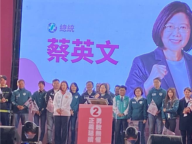 民进党台中市二选区立委候选人林静仪，7日晚间在静宜夜市举行黄金周大造势晚会，蔡英文（中）总统到场站台助讲。（张妍溱摄）