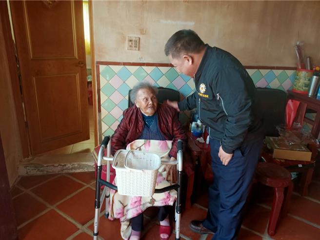 金門榮服處處長游文勇(右)前往金湖鎮成功探視榮民長輩，致送溫暖毛毯並與長者們寒暄問暖，關心起居及身體狀況。(圖／金門榮服處提供)