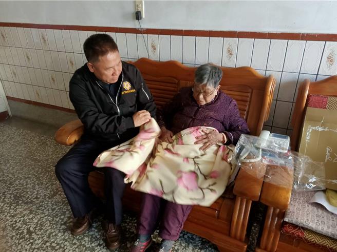 金門榮服處處長游文勇(左)前往金湖鎮成功探視榮民長輩，致送溫暖毛毯並與長者們寒暄問暖，關心起居及身體狀況。(圖／金門榮服處提供)