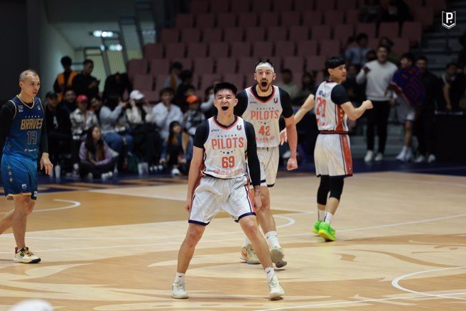 卢峻翔兴奋站在场中狂吼庆祝。(领航猿提供)