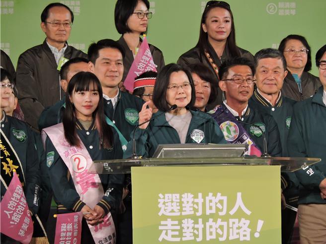 选前最后的黄金星期天民进党回防南部大票仓，民进党最强母鸡蔡英文也到场站台。（洪靖宜摄）