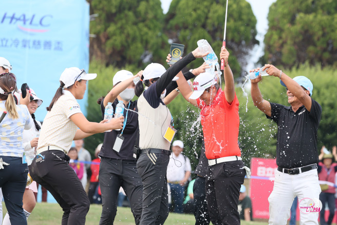 錢珮芸（右2）奪冠後接受好友們的潑水慶賀。（TLPGA提供）
