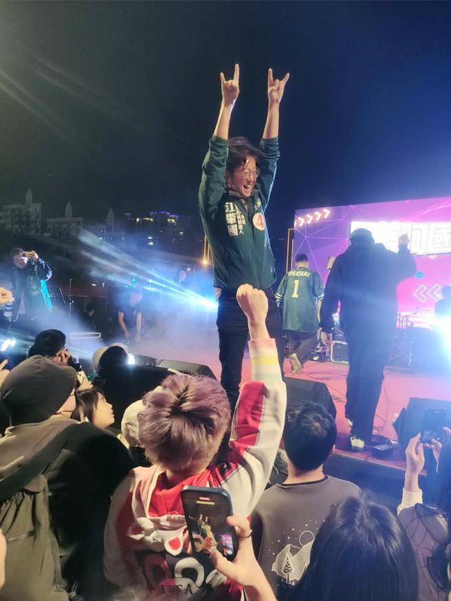 江肇国与现场民眾一起互动，甚至和大家玩起「衝撞」，让他大声直呼好过瘾！图／业者提供