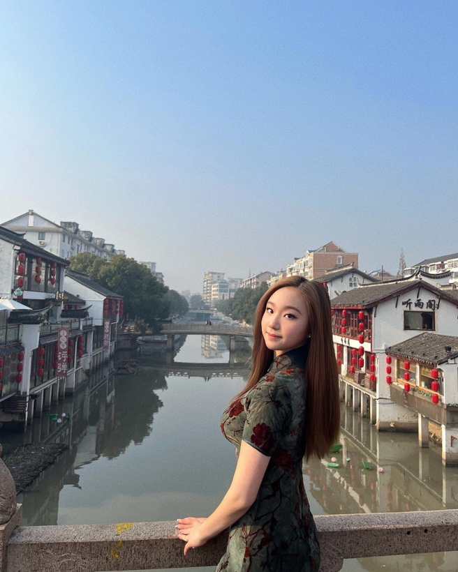岑永康女儿Sammi穿着旗袍到上海旅游。（图／翻摄岑永康张佩珊窝幸福facebook）