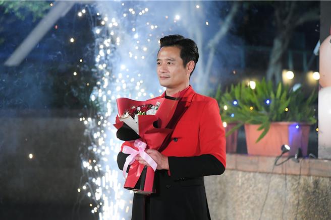 林佑星劇中浪漫求婚。（三立提供）