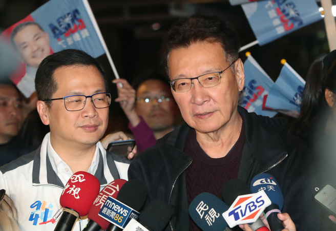 国民党副总统候选人赵少康(右)7日在国民党立委候选人罗智强(左)陪同下，前往北市通化夜市拜票前，接受媒体联访。(郑任南摄)