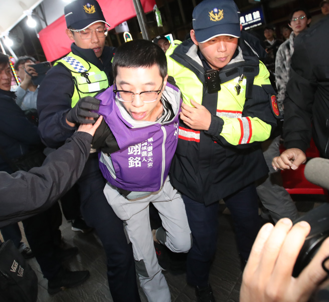 国民党副总统候选人赵少康7日在国民党立委候选人罗智强陪同下，前往北市通化夜市拜票，行程中有激动的民眾呛声罗智强不敢跟他辩论立即遭到一旁的安全人员压制在地上带离现场。(郑任南摄)