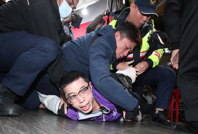 国民党副总统候选人赵少康7日在国民党立委候选人罗智强陪同下，前往北市通化夜市拜票，行程中有激动的民眾呛声罗智强不敢跟他辩论立即遭到一旁的安全人员压制在地上带离现场。(郑任南摄)