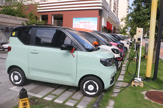 中国做为全球爆发性成长最大的电动车强国，在动力电池「退役潮」带动下，电池回收市场规模可期。图／中新社