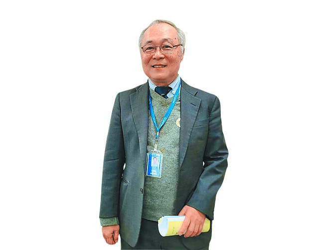 盧崑山掛在胸前的識別證，沒有任何頭銜，除了名字，只有員工工號「0001」。圖／翁毓嵐