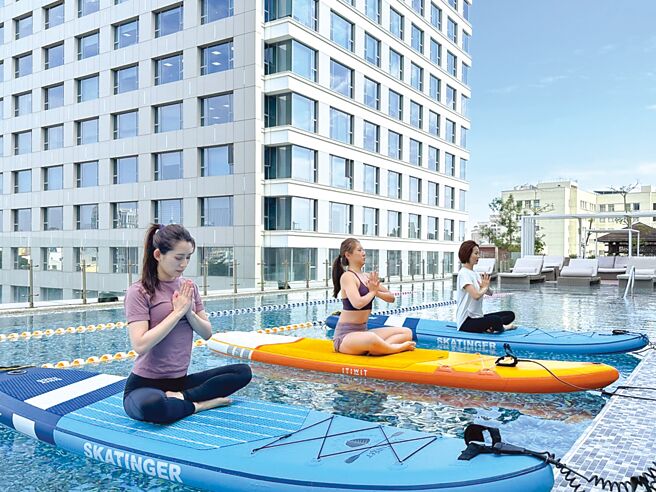 台南晶英酒店「如"瑜"得水」體驗水上瑜珈課程，在藍天白雲陪襯下放鬆冥想。圖／台南晶英酒店提供