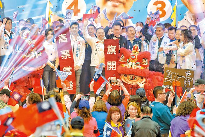 2024总统大选最后黄金周，3大政党抢票陆空齐发。图为国民党总统候选人侯友宜与副手赵少康6日在新北与立委选将造势。（杜宜谙摄）