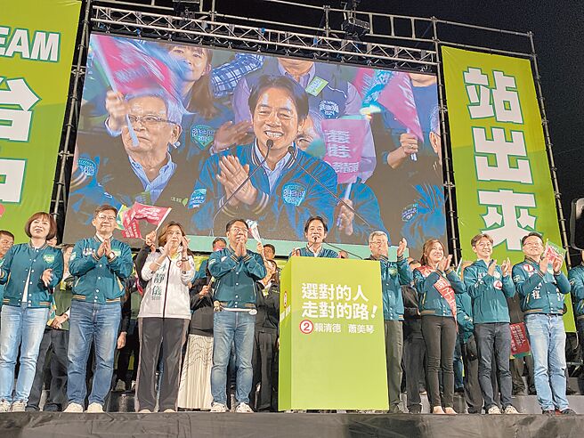 2024总统大选最后黄金周，3大政党抢票陆空齐发。图为民进党总统候选人赖清德6日在台中造势活动。（张妍溱摄）