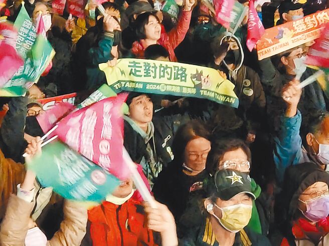 民进党6日晚间在桃园中坜举办造势，现场喊出涌入10万人，支持者拿写有「走对的路」毛巾展现支持。（赖佑维摄）