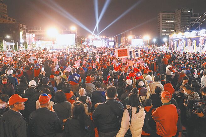 国民党6日晚间于桃园中坜举行「台湾平安 人民侯康」桃园团结胜利大会，现场涌入超过10万名支持者，挥舞国旗高喊冻蒜。（蔡明亘摄）