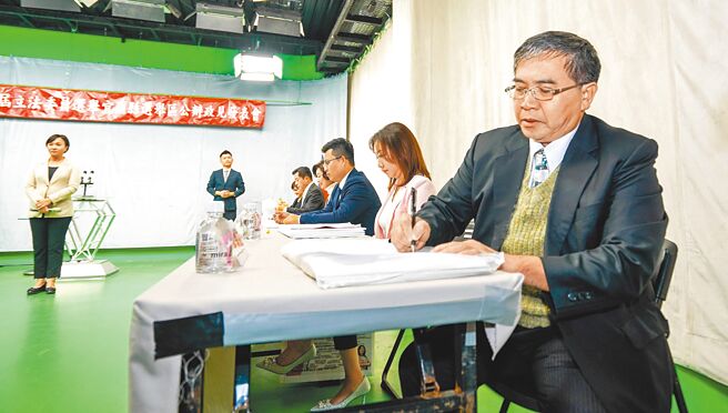 無黨籍宜蘭縣立委候選人林錦坤（右一）6日在電視政見會接近清場時才到場，並未與其他候選人合影。（李忠一攝）