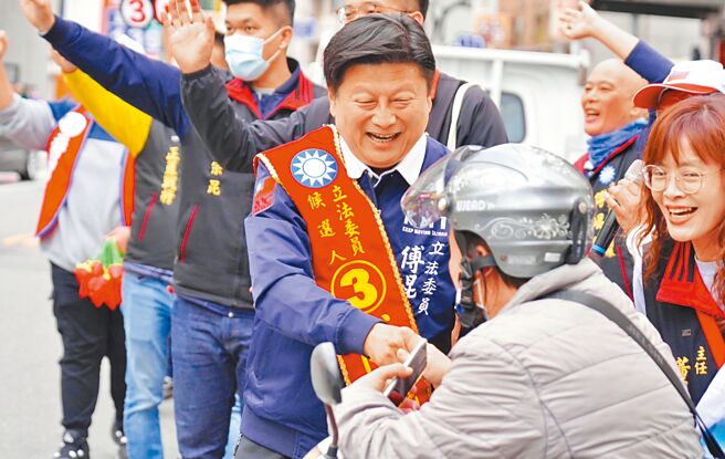國民黨立委候選人傅崐萁地毯式穿梭花蓮縣各鄉鎮拜票，受到民眾歡迎。（傅崐萁競選總部提供／王志偉花蓮傳真）
