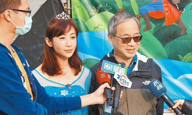 民進黨北市七選區立委候選人許淑華（左），在選前黃金周邀請紙風車劇團演出，並舉辦冰雪奇緣Elsa女王派對。而過去在柯文哲競選市長連任時，曾任其競選總幹事的紙風車文教基金會董事長「小野」李遠（右），也到場予以支持。（丁上程攝）