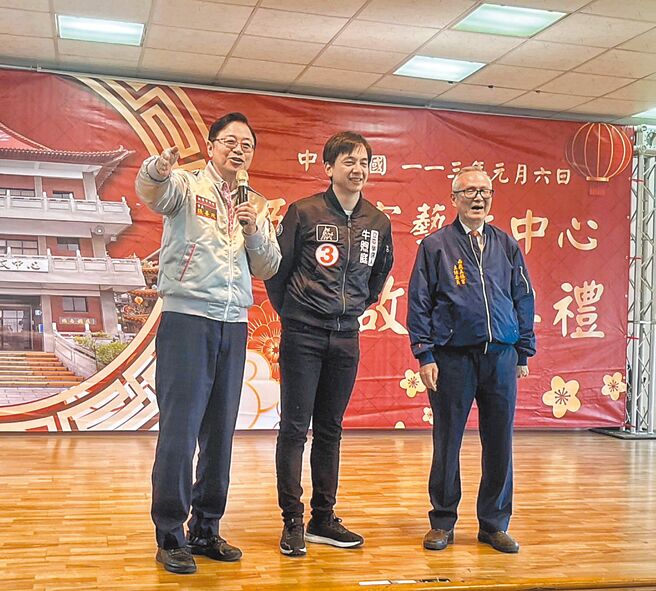 桃園市長張善政6日到蘆竹五福宮參加活動，不忘替一選區立委候選人牛煦庭拉票，誇讚牛煦庭人帥又會做事，更直呼「喜歡，就要投給他！」。（陳夢茹攝）