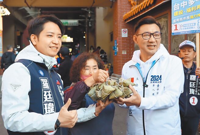 台中市立委六選區國民黨候選人羅廷瑋（左）6日由尋求連任的八選區立委江啟臣（右）陪同到建國市場拜票。（羅廷瑋競總提供／陳淑芬台中傳真）