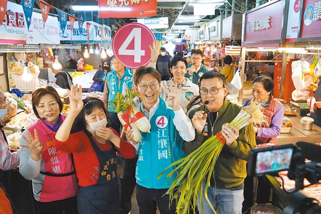 台中市立委六選區民進黨候選人江肇國（右二）6日由新北市議員卓冠廷（右）、台中市議員陳雅惠（左）陪同到第三市場掃街。（江肇國境總提供／陳淑芬台中傳真）