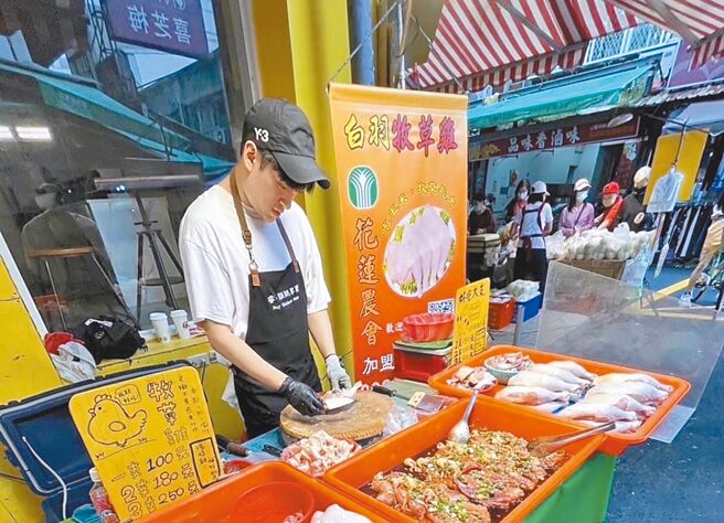 沈建宏到傳統市場兼職擺攤賣雞肉。（摘自臉書）