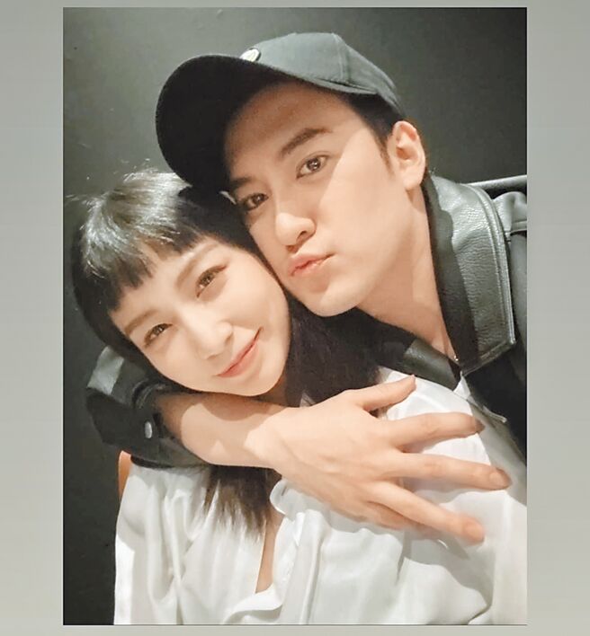 沈建宏（右）和女友Bella感情甜蜜。（摘自臉書）