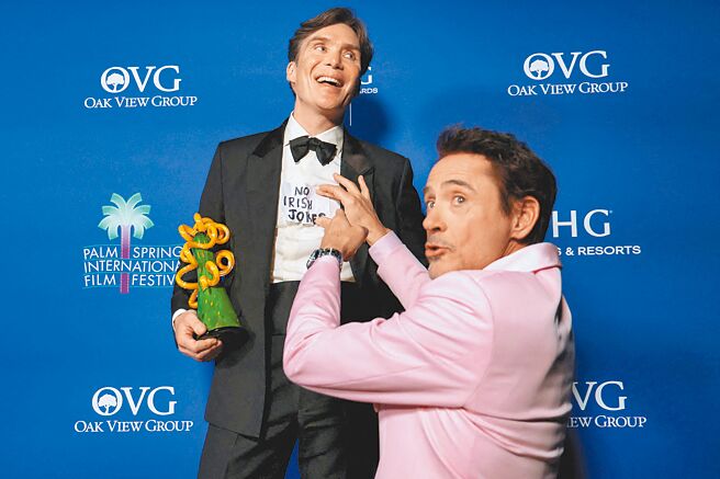 小劳勃道尼（右）现身棕榈泉影展帮席尼墨菲站台。（路透）