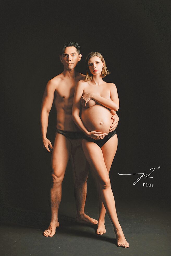 祖雄（左）、佳娜趁懷孕期間拍攝大尺度孕婦寫真。（J2 Plus婚紗攝影提供）