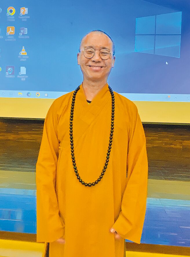 台灣宗教聯合會創辦人兼執行長釋法藏法師，以僧教育為職志，推動社會慈善及經典文化。（陳淑芬攝）