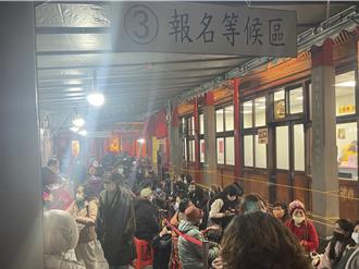 龍山寺點燈湧人潮 「第一名」蟬聯8年提前一周排隊