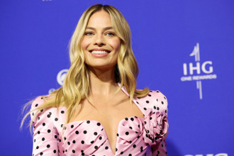 金球獎紅毯 瑪格羅比致敬「芭比」  尼可拉斯凱吉喜過60大壽