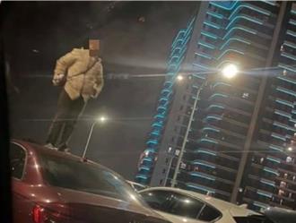 魅力無法擋！大媽站6樓百萬轎車頂「搖落去」  全為了五月天