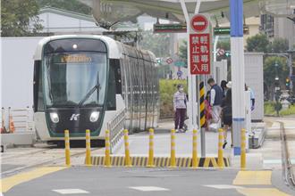 要按才會開！ 傻站輕軌列車前「等開門」 高捷：會多加宣導