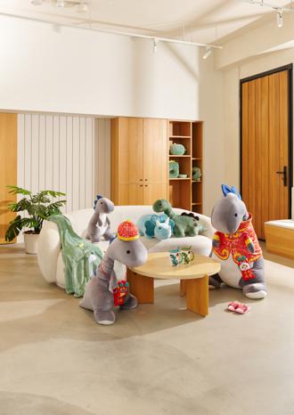 超市量販年節禮盒採購潮 恐龍家飾也爆紅