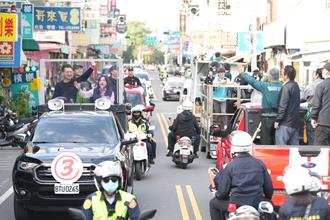 藍綠車掃會車麥克風手互嗆  趙少康、陳建仁互揮手致意