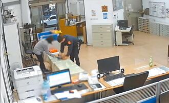 母抱休克婴衝派出所 警CPR10秒救回