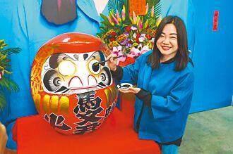 南投 馬文君點睛達摩祈必勝 蔡銘軒拔蘿蔔盼好彩頭