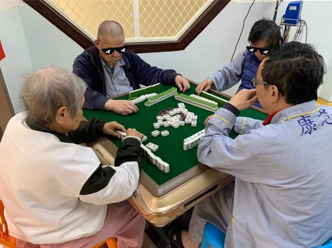 长者打麻将好处不少，不仅可加强记忆力、手部肌肉，还能促进社交能力。（中荣埔里分院提供）