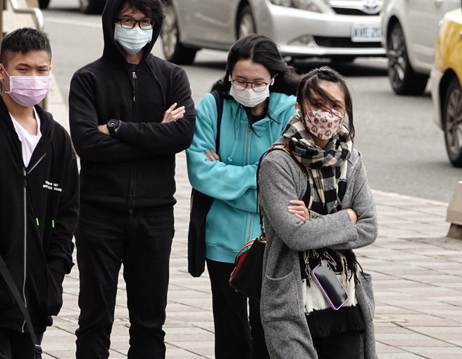 强烈大陆冷气团及辐射冷却影响，今(12日)清晨至上午各地天气寒冷。（示意图／资料照）