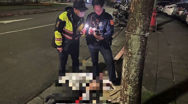 周女因为不慎酒力倒卧路旁，警员协助通知男友到场护送返家。（翻摄画面）