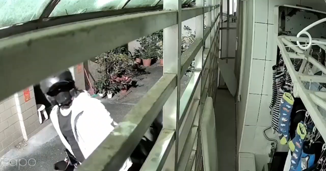 正妹内衣经常莫名消失，她在前院装设监视器，果然活逮蒙面贼。（翻摄画面）