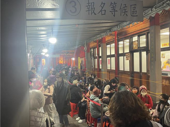艋舺龍山寺8至10日每日開放1000多號供民眾點燈，首日已吸引大批民眾排隊，沒拿到號碼牌的民眾仍會在現場等待加號。（劉彥宜攝）