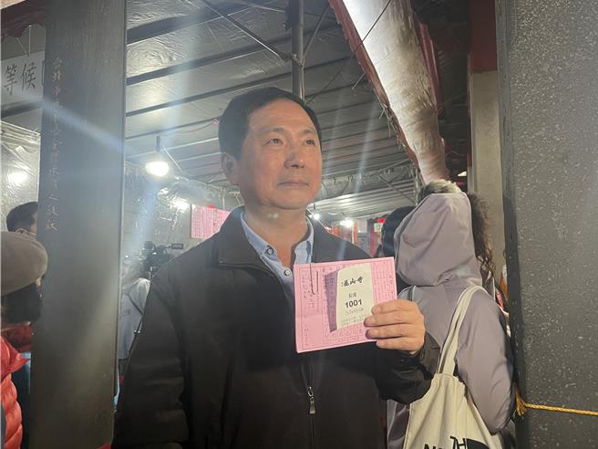 拿到1001號的沈先生表示，早在1日上午8時就先來排隊，已經連續8、9年都是1號。（劉彥宜攝）